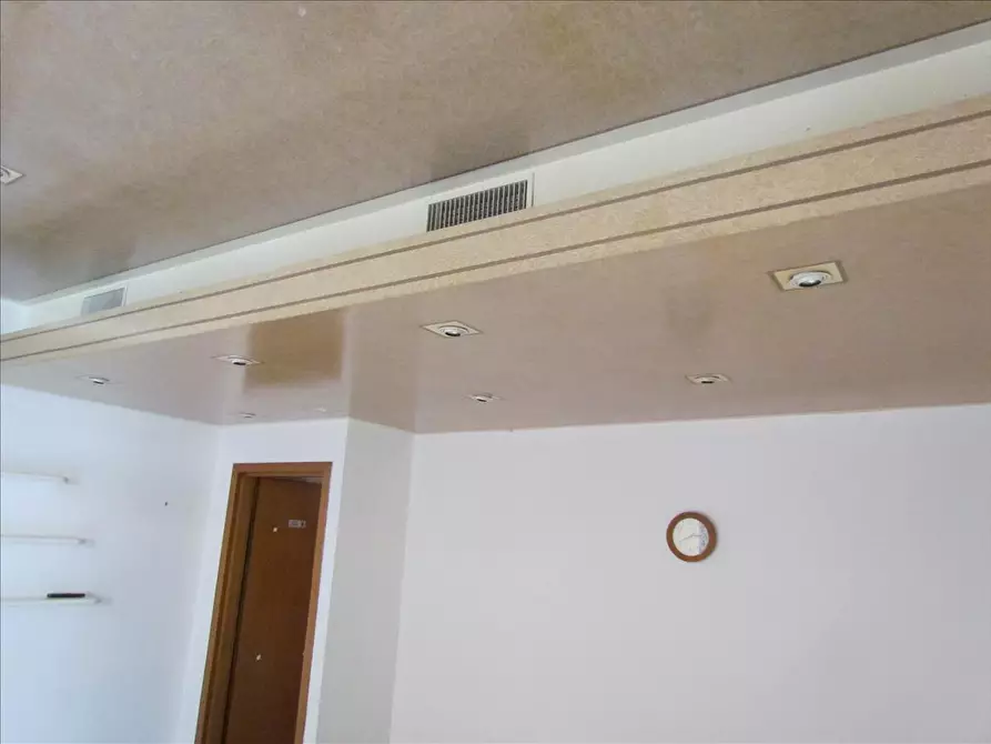 Immagine 4 di Locale commerciale in vendita  a Castiglione Del Lago