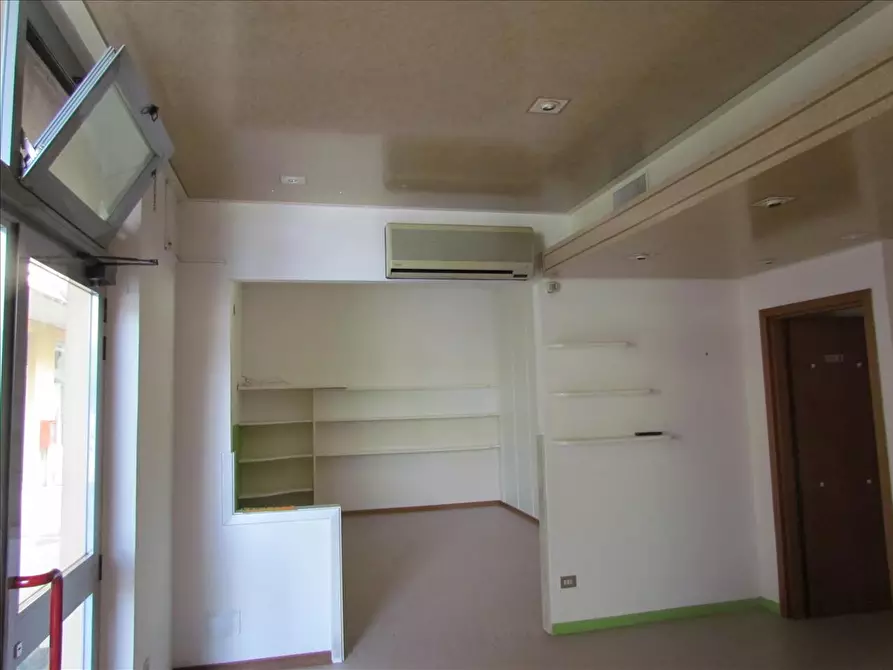 Immagine 5 di Locale commerciale in vendita  a Castiglione Del Lago