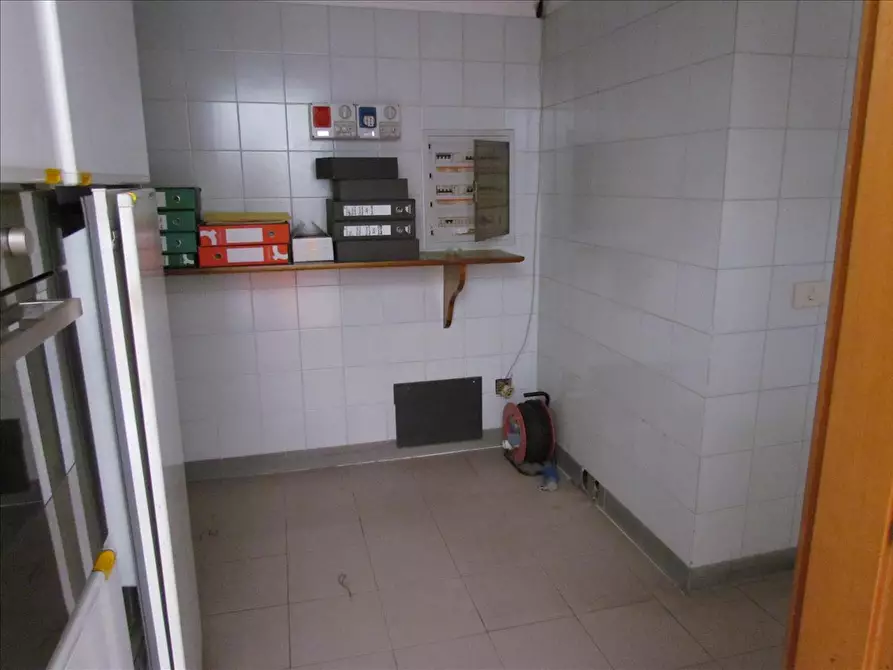 Immagine 6 di Locale commerciale in vendita  a Castiglione Del Lago