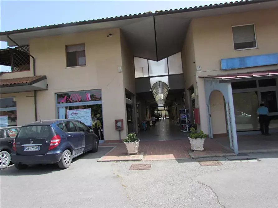 Immagine 1 di Locale commerciale in vendita  a Castiglione Del Lago