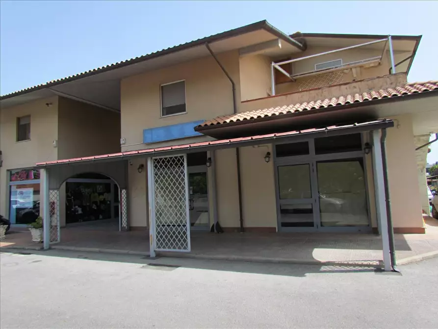 Immagine 8 di Locale commerciale in vendita  a Castiglione Del Lago