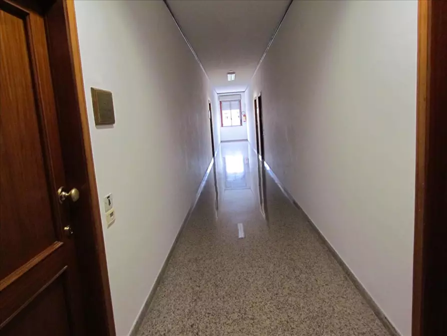 Immagine 10 di Locale commerciale in vendita  in Via del Progresso a Castiglione Del Lago