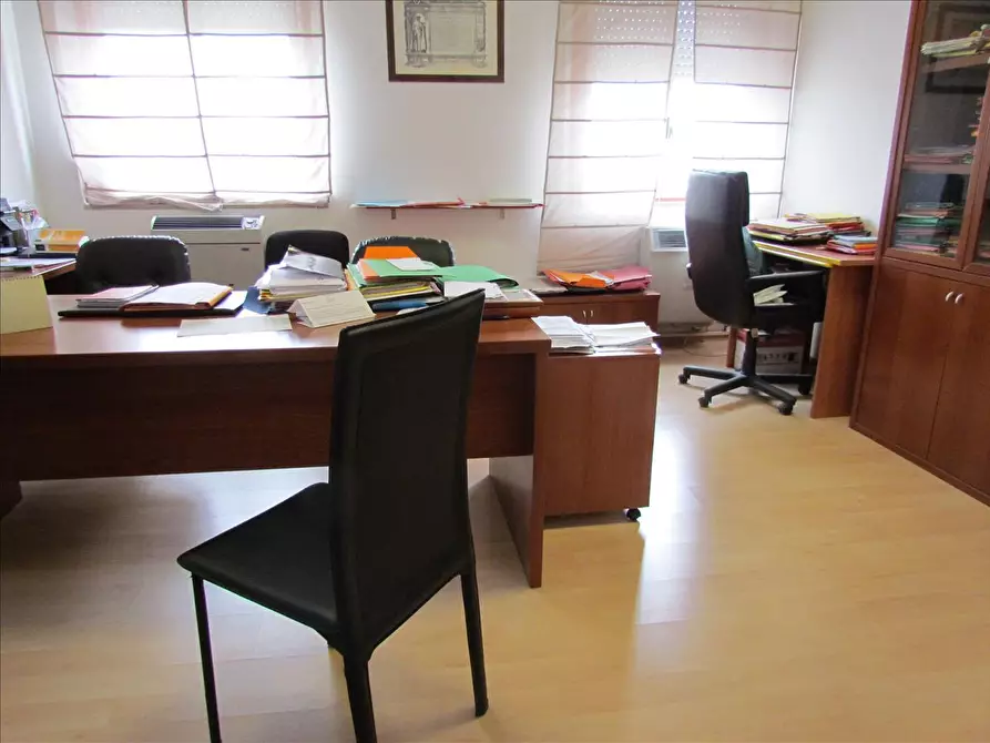 Immagine 3 di Locale commerciale in vendita  in Via del Progresso a Castiglione Del Lago