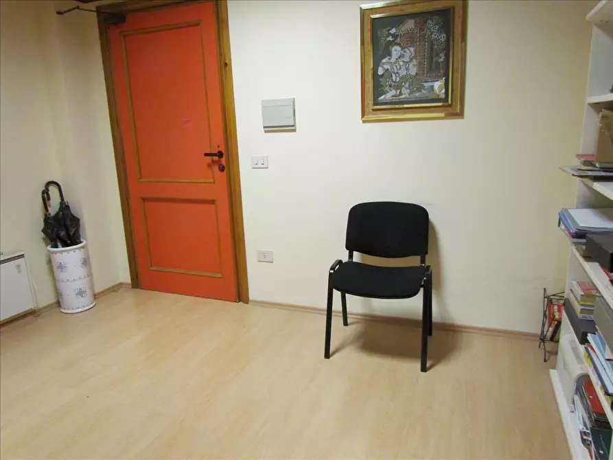 Immagine 4 di Locale commerciale in vendita  in Via del Progresso a Castiglione Del Lago