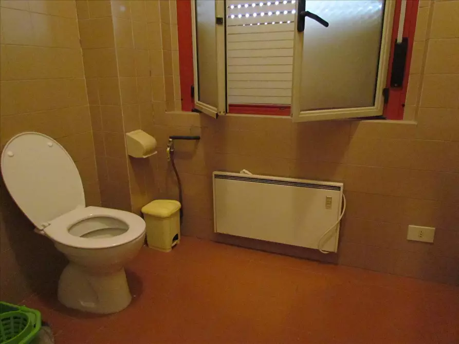 Immagine 5 di Locale commerciale in vendita  in Via del Progresso a Castiglione Del Lago