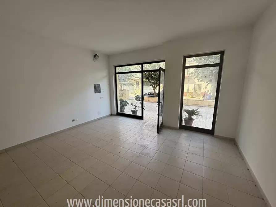 Immagine 3 di Locale commerciale in vendita  in Via Mariannina Amico Roxas, 4 a San Cataldo