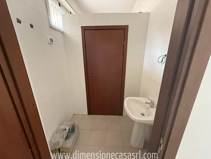 Immagine 5 di Locale commerciale in vendita  in Via Mariannina Amico Roxas, 4 a San Cataldo