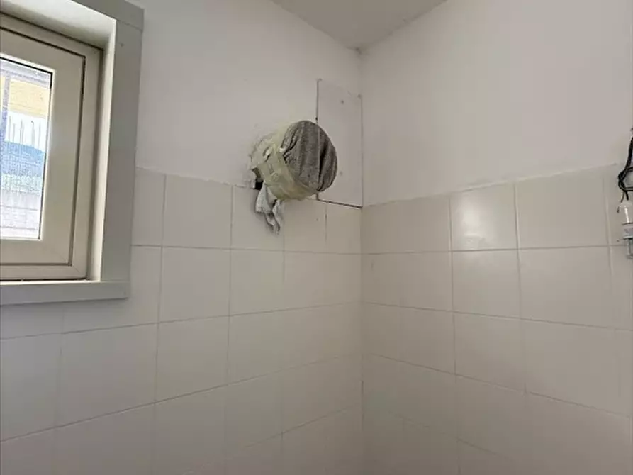 Immagine 7 di Locale commerciale in vendita  in Via Mariannina Amico Roxas, 4 a San Cataldo