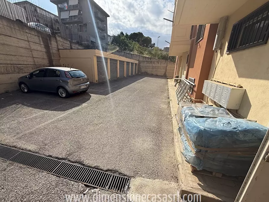 Immagine 9 di Locale commerciale in vendita  in Via Mariannina Amico Roxas, 4 a San Cataldo