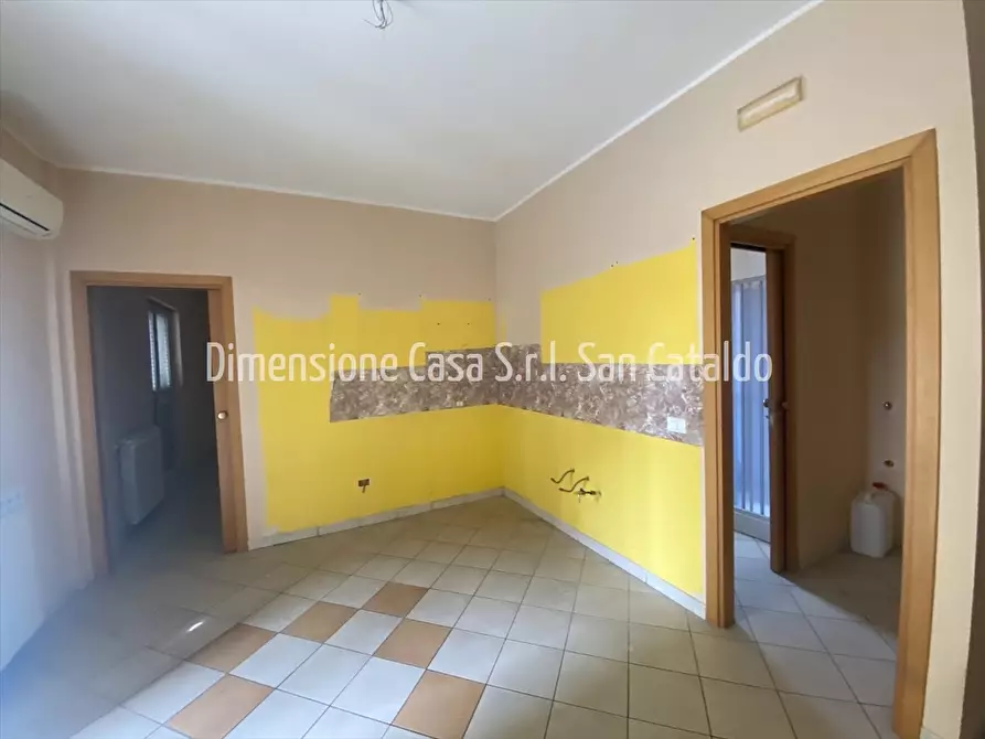 Immagine 4 di Appartamento in vendita  in Via Ruggero Settimo, 42 a Caltanissetta