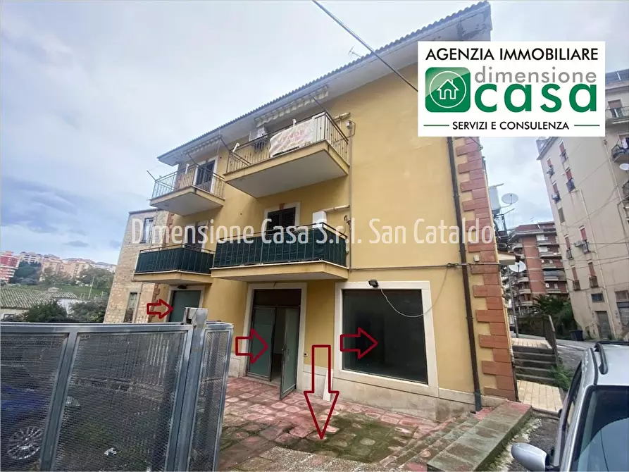 Immagine 1 di Locale commerciale in vendita  in Via Ruggero Settimo, 42 a Caltanissetta