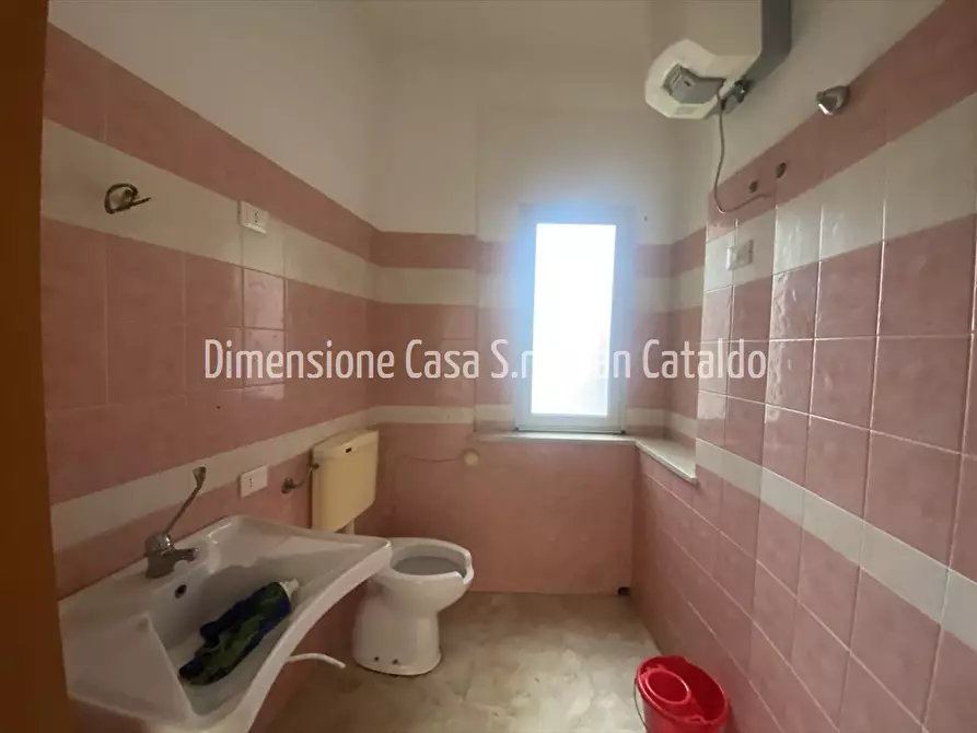 Immagine 7 di Locale commerciale in vendita  in Via Ruggero Settimo, 42 a Caltanissetta