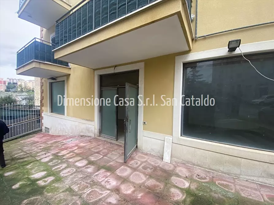 Immagine 2 di Locale commerciale in vendita  in Via Ruggero Settimo, 42 a Caltanissetta