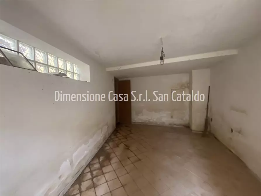 Immagine 8 di Locale commerciale in vendita  in Via Ruggero Settimo, 42 a Caltanissetta