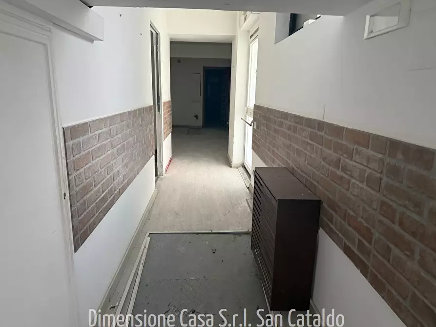 Immagine 4 di Locale commerciale in affitto  in via Calabria a Caltanissetta