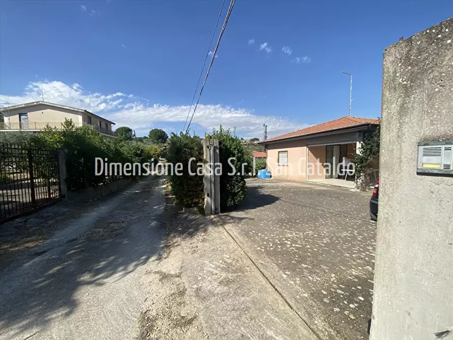 Immagine 2 di Villa in vendita  in Indirizzo non valido. a San Cataldo