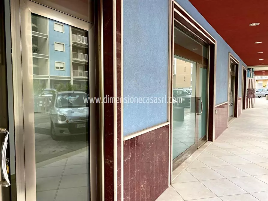 Immagine 9 di Locale commerciale in vendita  in Viale della Rinascita, 6f a San Cataldo