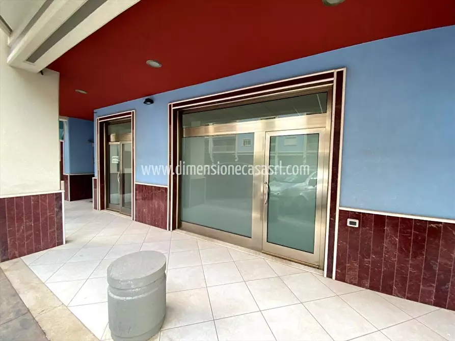 Immagine 10 di Locale commerciale in vendita  in Viale della Rinascita, 6f a San Cataldo