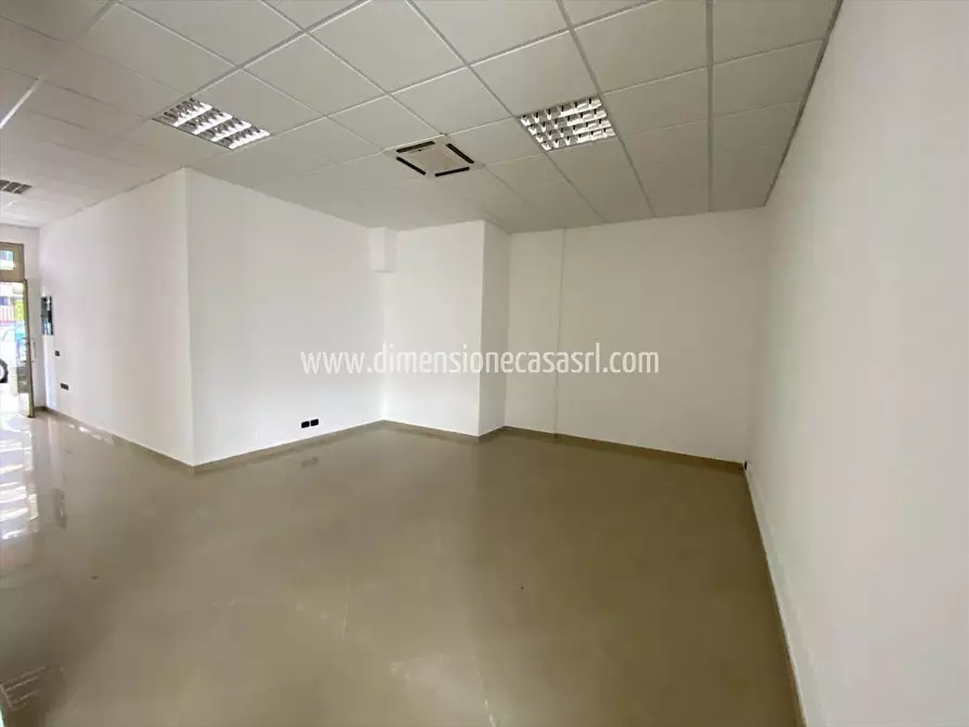Immagine 4 di Locale commerciale in vendita  in Viale della Rinascita, 6f a San Cataldo