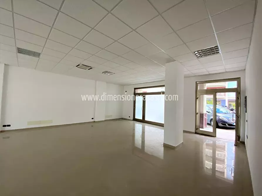 Immagine 3 di Locale commerciale in vendita  in Viale della Rinascita, 6f a San Cataldo
