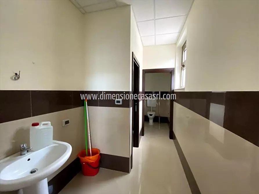 Immagine 5 di Locale commerciale in vendita  in Viale della Rinascita, 6f a San Cataldo