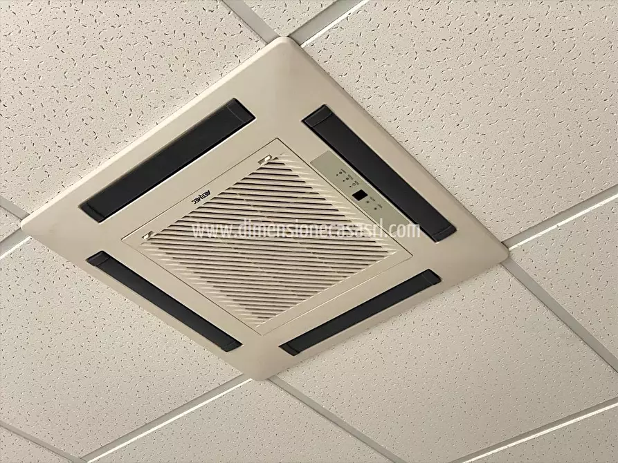 Immagine 8 di Locale commerciale in vendita  in Viale della Rinascita, 6f a San Cataldo