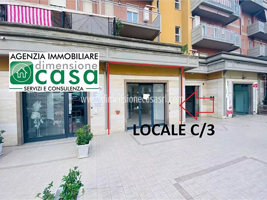 Immagine 1 di Locale commerciale in affitto  in Viale Stefano Candura, 20b a Caltanissetta