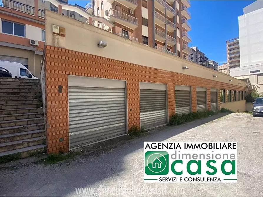Immagine 3 di Locale commerciale in vendita  in Viale della Regione, 40 a Caltanissetta