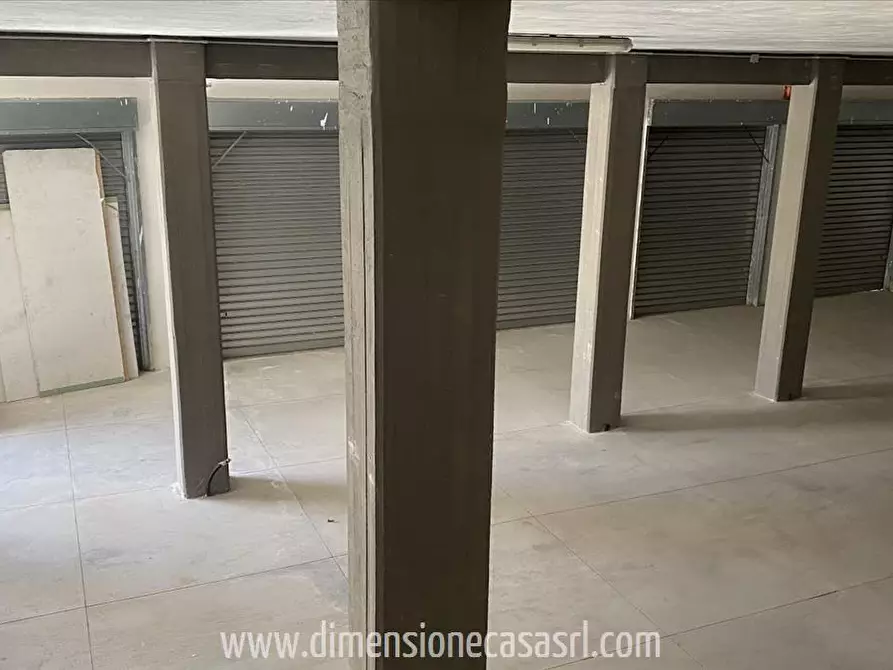 Immagine 3 di Magazzino in vendita  in Viale dei Platani a San Cataldo