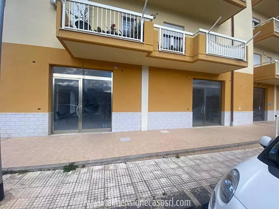 Immagine 3 di Locale commerciale in vendita  in Via Virgilio, 21 a San Cataldo