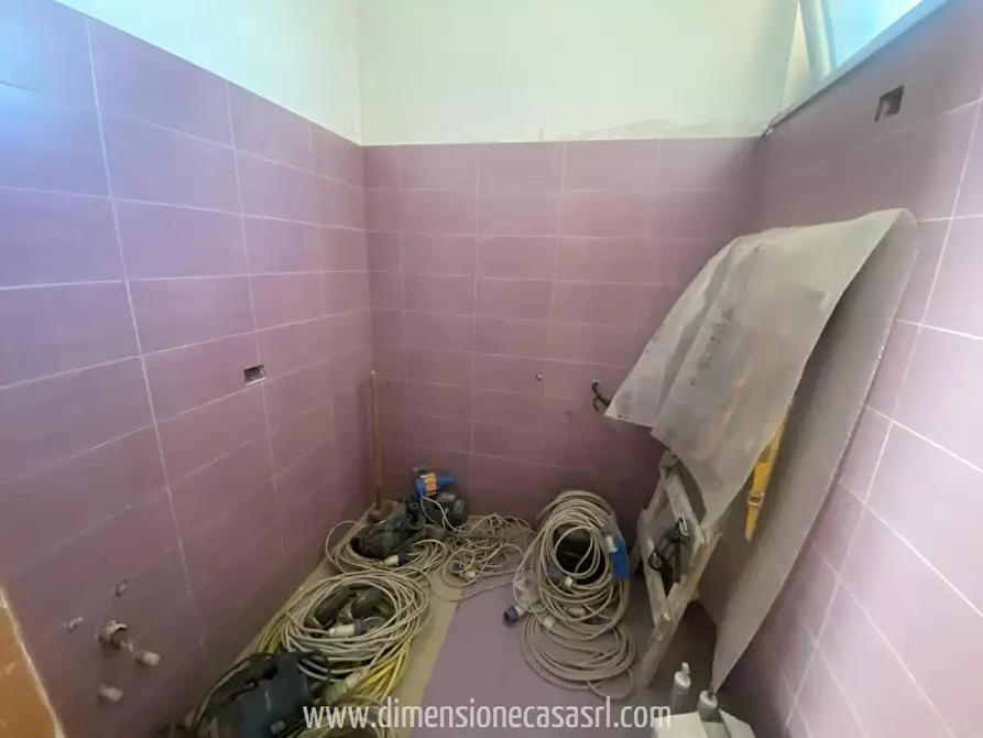 Immagine 9 di Locale commerciale in vendita  in Via Virgilio, 21 a San Cataldo