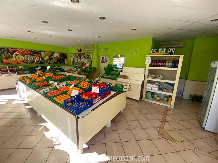 Immagine 4 di Locale commerciale in vendita  in Via Amico Valenti G, 25 a Caltanissetta