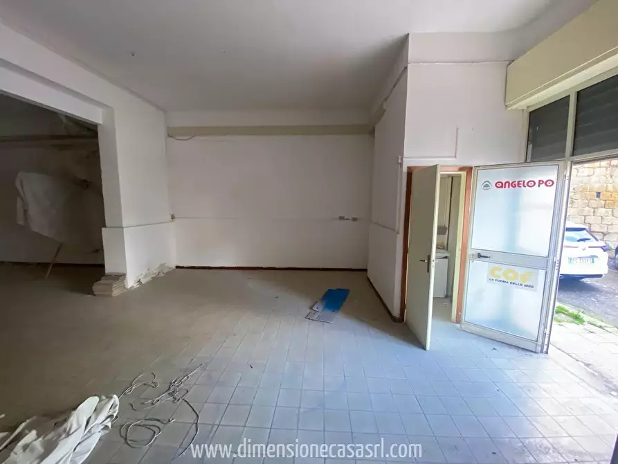 Immagine 7 di Locale commerciale in vendita  in Via Amico Valenti G, 35 a Caltanissetta