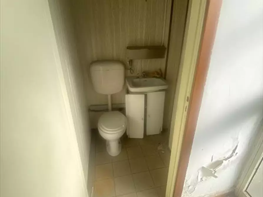 Immagine 9 di Locale commerciale in vendita  in Via Amico Valenti G, 35 a Caltanissetta