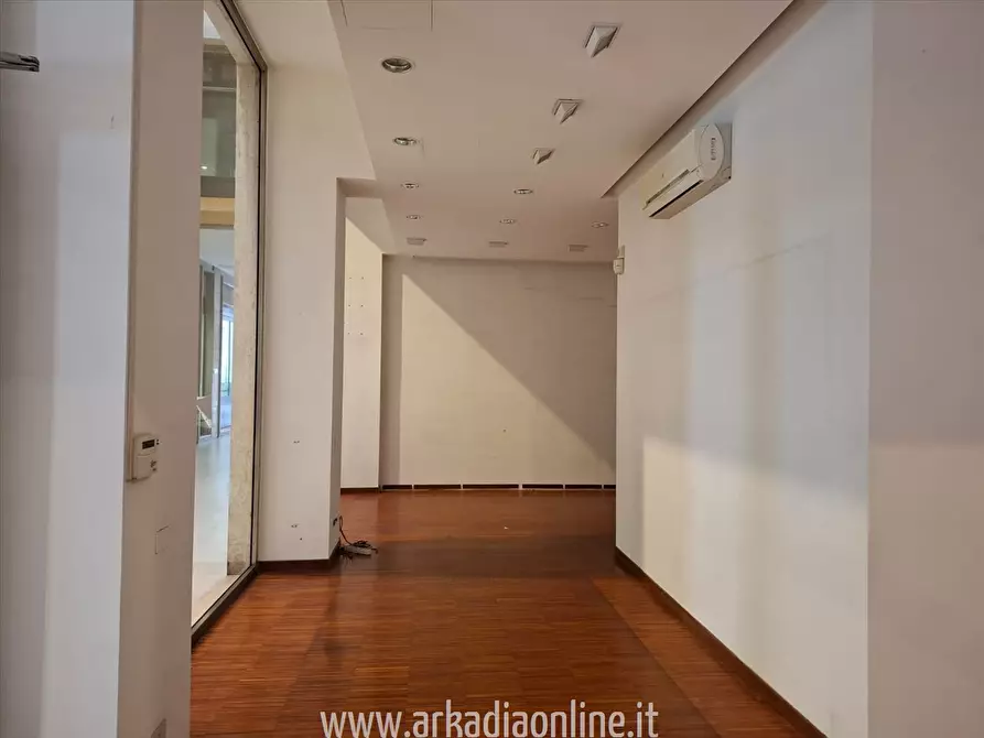 Immagine 1 di Negozio in vendita  in Piazza Cavalli, 7/B a Piacenza