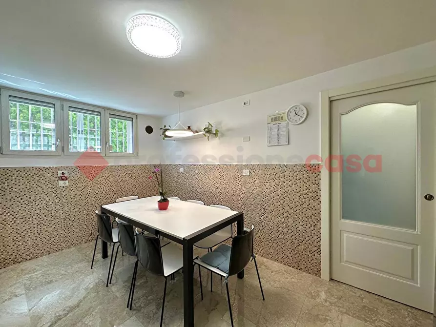 Immagine 14 di Villa in vendita  in Via Delle Robinie a Opera