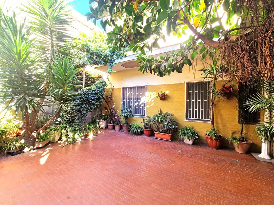 Immagine 2 di Palazzo in vendita  in Via Filippo Maria Briganti a Napoli