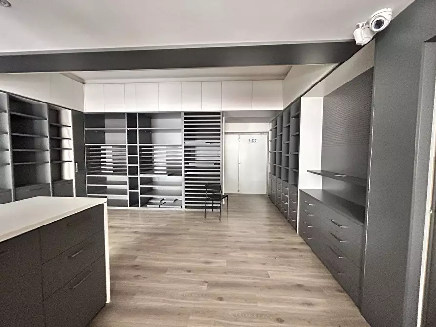 Immagine 3 di Negozio in affitto  in Via Caneve, . a Venezia