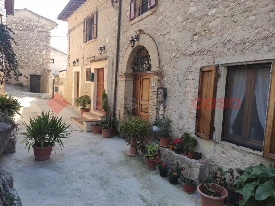 Immagine 2 di Villetta a schiera in vendita  in Via del castello a Campello Sul Clitunno