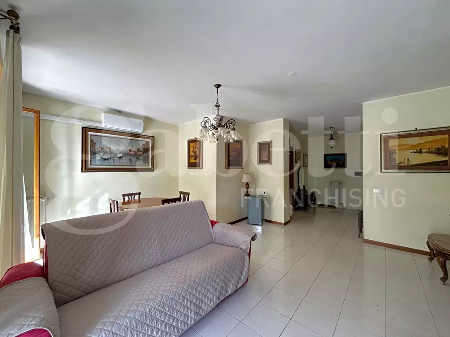 Immagine 10 di Appartamento in vendita  in Via di Decima, 256 a Roma