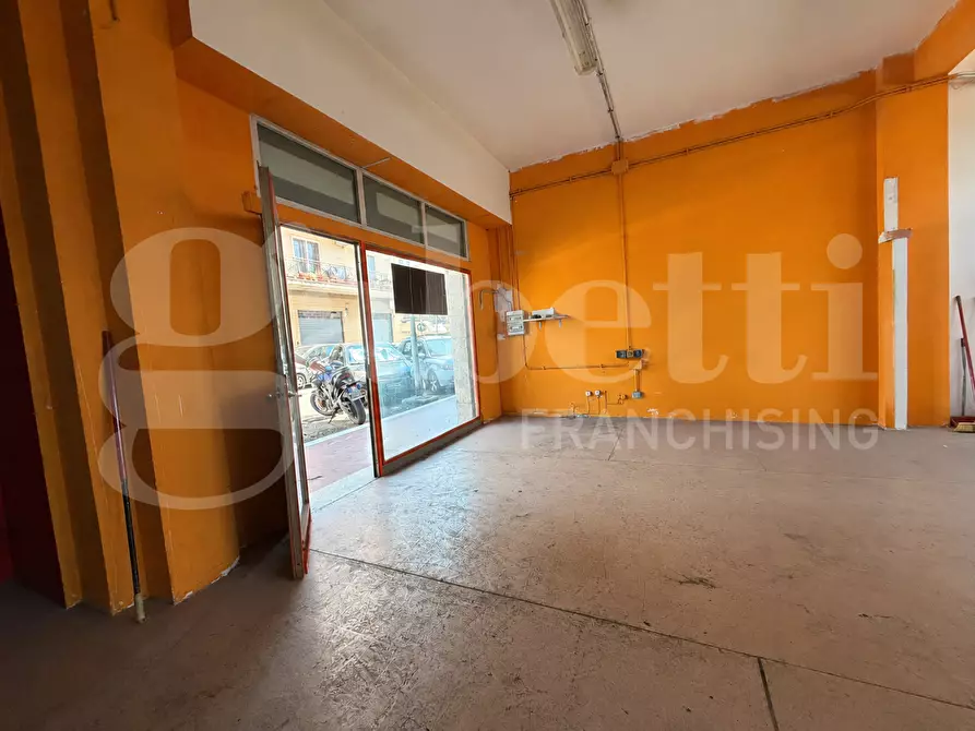 Immagine 3 di Negozio in vendita  in Via Melbourne a Roma