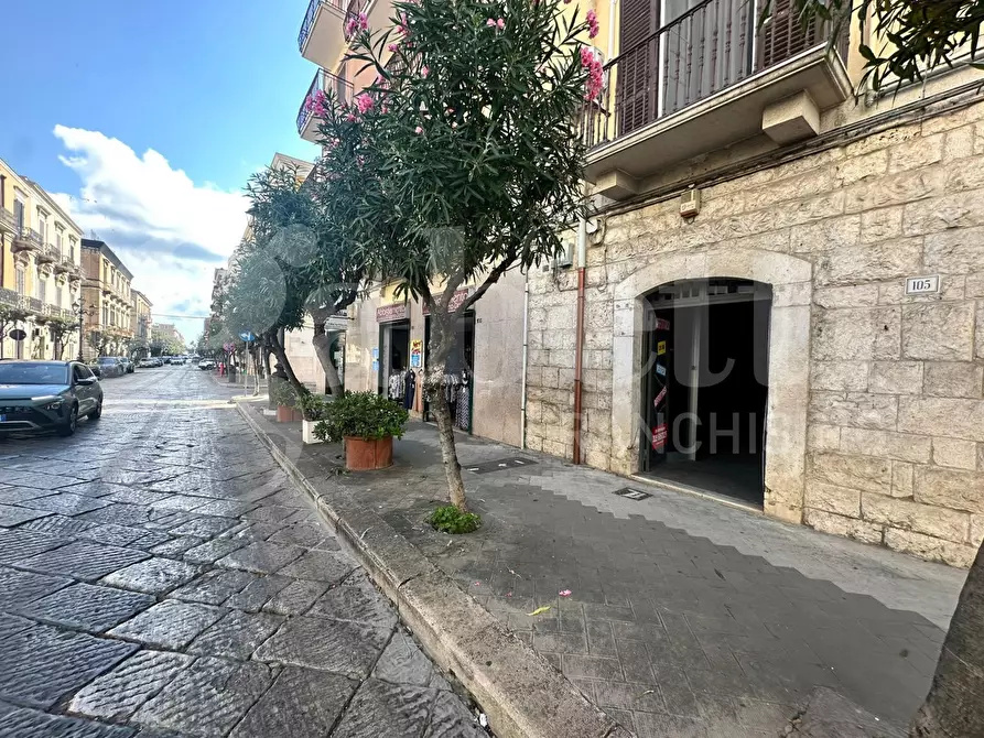 Immagine 2 di Negozio in vendita  in Via Cavour a Trani