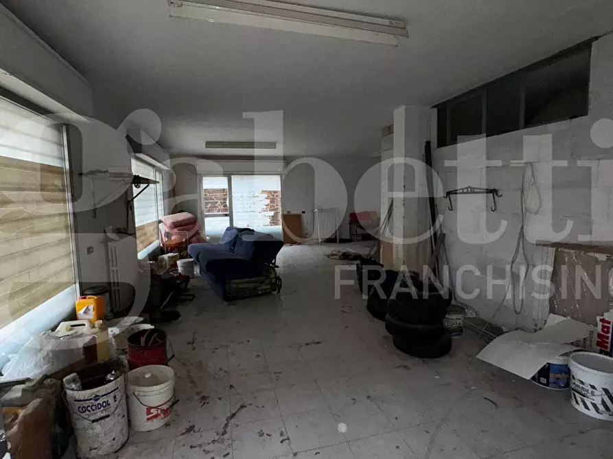 Immagine 10 di Negozio in vendita  in Via Mincio, 2 a Tortoreto