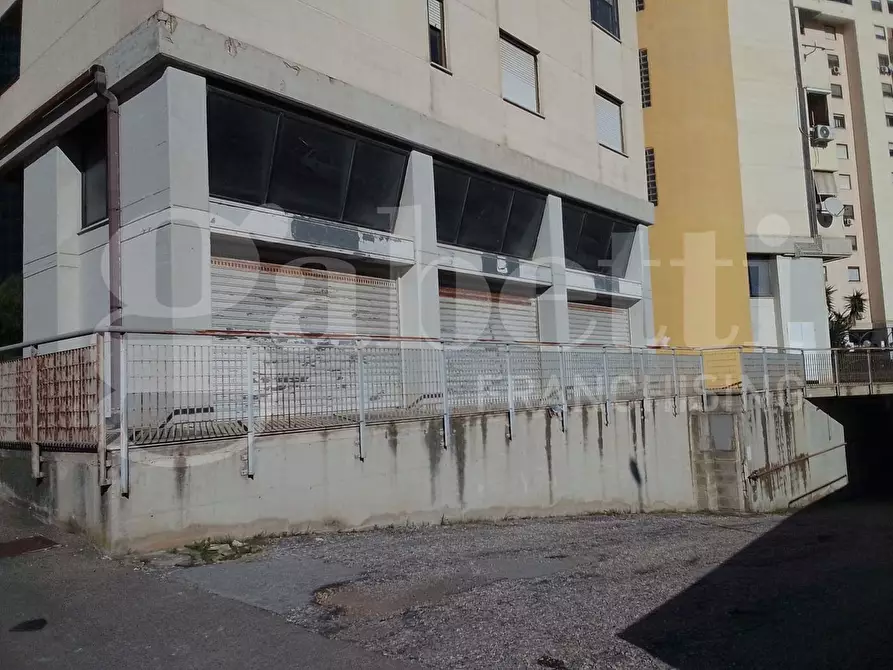 Immagine 4 di Negozio in vendita  in Piazza G.B.TEDESCO, 13 a Taranto