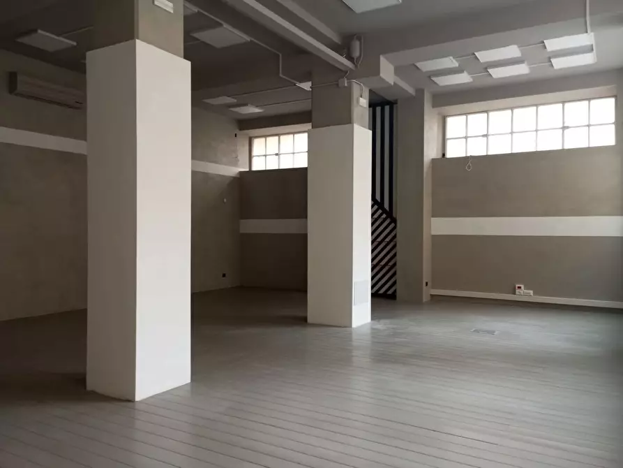 Immagine 13 di Negozio in affitto  in Via CAVOUR a Firenze