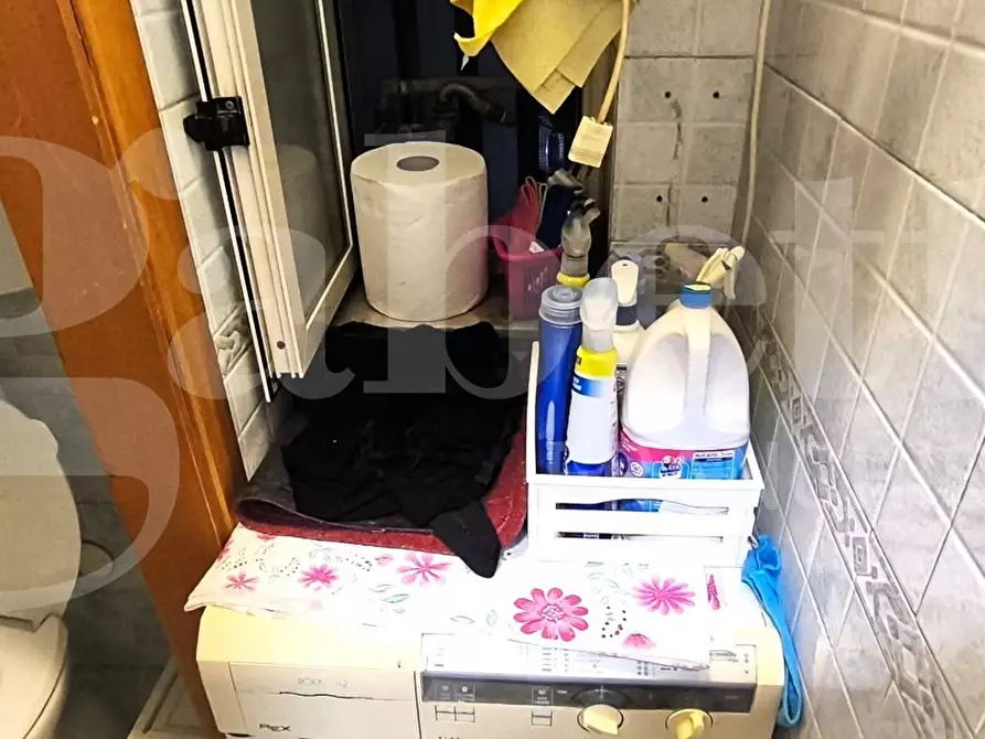 Immagine 22 di Negozio in vendita  in Via Foria a Napoli