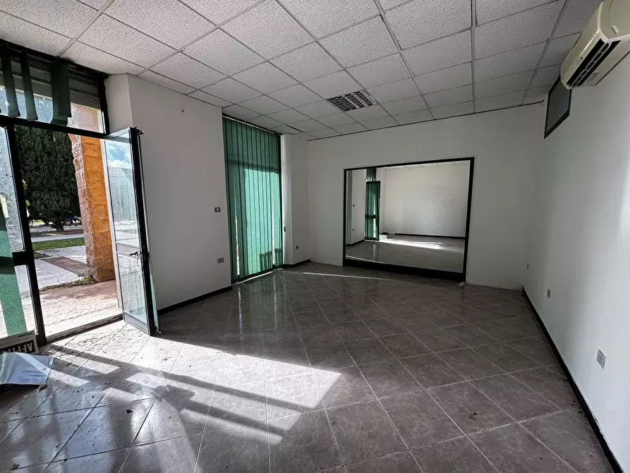 Immagine 5 di Negozio in vendita  in Piazza Venezia, 18 a Carbonia