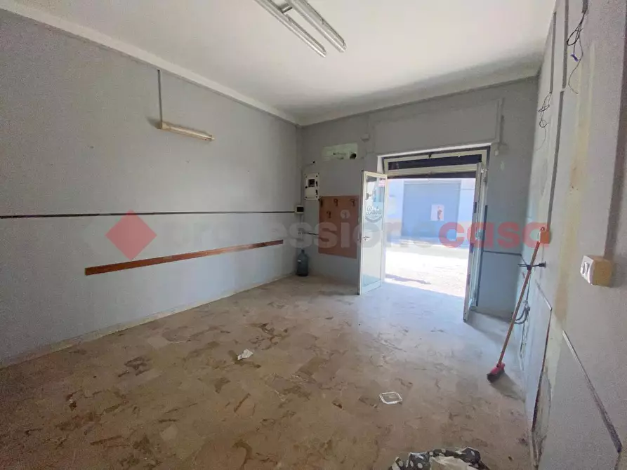 Immagine 14 di Negozio in affitto  in Via Trento, SNC a Mondragone