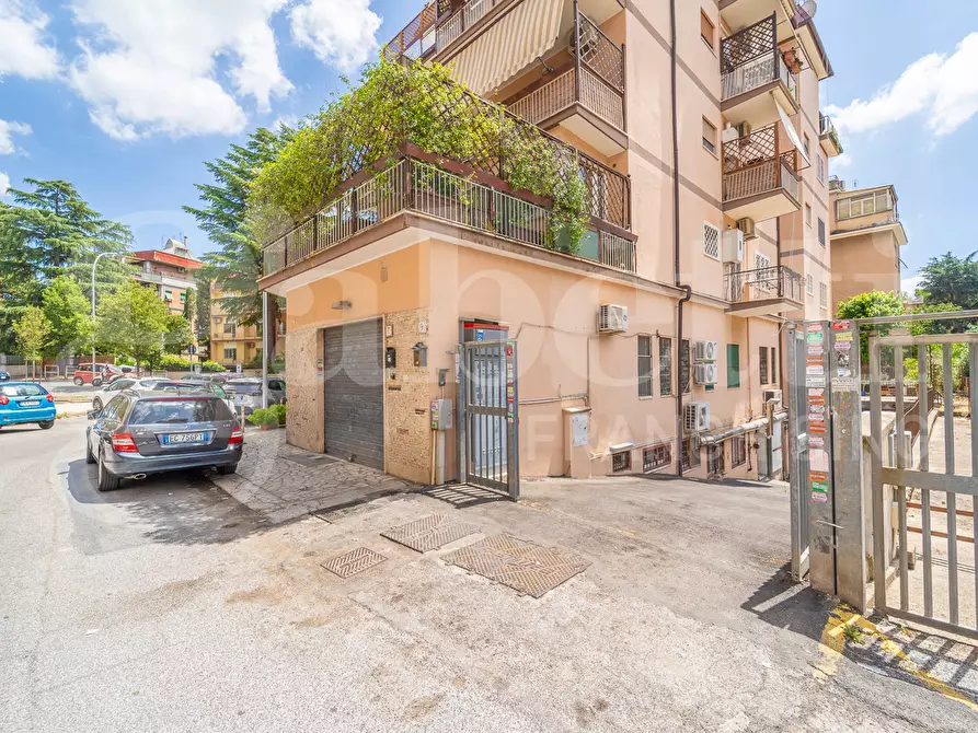 Immagine 2 di Laboratorio in vendita  in Via Busalla, 9 a Roma