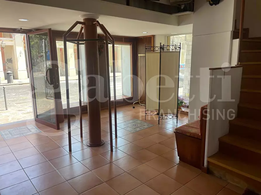 Immagine 8 di Negozio in vendita  in Piazza Traniello, 27 a Gaeta